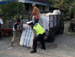 Wujudkan Kedekatan Polri, Personil Sat Lantas Polres Madina Bantu Melangsir Barang Pedagang 