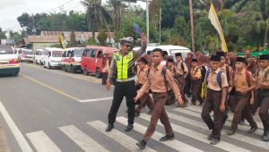 Hindari Kemacetan dan Kecelakaan di Siang Hari, Ini yang Dilakukan Personil Sat Lantas Polres Madina
