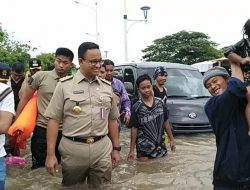 Anies Pantau Evakuasi Warga di Jakarta Barat
