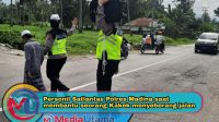 Personil Satlantas Polres Madina Bantu Seorang Kakek Menyeberang Jalan