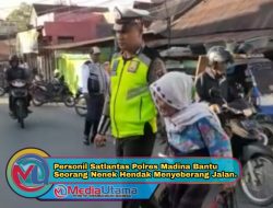 Personil Satlantas Polres Madina Bantu Seorang Nenek Hendak Menyeberang Jalan