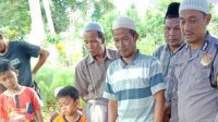 Bhabinkamtibmas Polres Madina Bripka Dedy Turut Serta Melayat Warga Binaan yang Meninggal Dunia