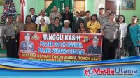 Minggu Kasih, Polres Sergai Berikan Sembako Kepada Para Jemaat yang Beribadah 