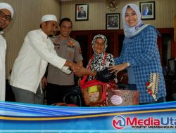 Kapolres Madina AKBP Irsan Sinuhaji Berikan Tiket Umroh Gratis Kepada Ibu Rosidah