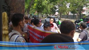 Ditegur Polisi, Belasan Mahasiswa Unjuk Rasa di Kejati Sumut Bubarkan Diri