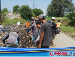Camat Delitua Wakil Karo Karo Lakukan Kerja Bakti Bersihan Sampah Jalan Stasiun