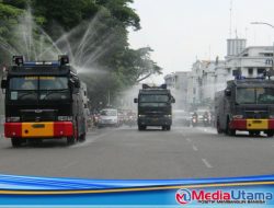 Polda Sumut Kerahkan Mobil Water Canon Semprot Disinfektan ke Sejumlah Ruas Jalan Kota Medan