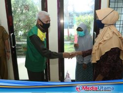 Bupati Asahan Bagikan Beras kepada Kaum Dhuafa