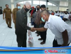 Bupati Asahan Serahkan Bantuan Kepada Pekerja di Lingkungan Pemkab Asahan