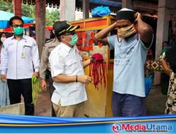 Bersatu Lawan Covid-19, Anggota DPRD Rohul beserta Camat Tandun Bagikan Masker Gratis ke Warga