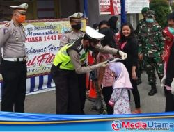 Satlantas Polres Dairi Berikan Masker Kepada Masyarakat yang Melintas di Pos Pengamanan Ops Ketupat Toba 2020