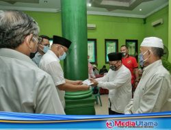 Akhyar Serahkan Zakat kepada 778 Orang Mustahik 