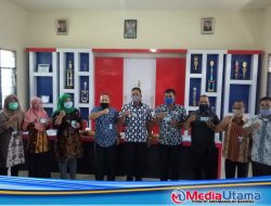 Disdukcapil Serahkan 275 Keping KTP Pemula Di Dua Kecamatan