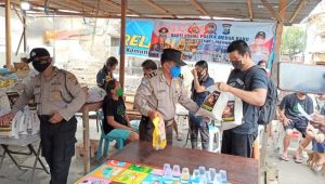 Sambut HUT Bhayangkara ke-74, Polsek Medan Baru Salurkan Bantuan pada Korban Kebakaran di Pasar Meranti
