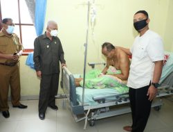 Bupati H. Surya Jenguk Ahmad Simbolon Orang Tua dari Politisi PAN