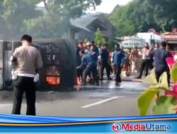 Mobil Boks Terbakar di KM 18 Gerbang Tol Bandar Selamat Medan