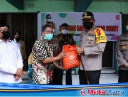 Kapolda Sumut Berikan 500 Paket Sembako Kepada PW Muhammadiyah Sumut yang Terdampak Covid -19