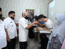 Bupati Asahan Serahkan Laptop dari Putra Sampoerna Foundation Kepada Mahasiswa Terpilih