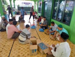 Jabat Kapolsek Percut Sei Tuan, AKP Ricky Bagikan 50 Nasi Bungkus di Masjid Assholihin