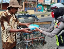 Polwan Sat Lantas Polres Madina Bagikan Masker dan Nasi Bungkus Kepada Warga