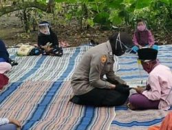 Kisah Polisi Ini Mengajar Anak-anak dari Rumah ke Rumah karena Tak Ada Ponsel