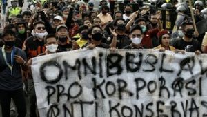 Demo Omnibus Law Dimulai, 1.000 Buruh Bergerak ke DPR