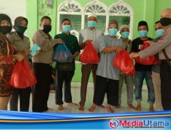 Jumat Barokah, Polsek Percut Sei Tuan Berbagi Nasi Bungkus ke Jamaah Masjid Mathlaul Anwar