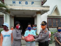 Giat Bakti Sosial, Polres Sergai Bagikan 150 Paket Sembako Kepada Jemaat Gereja HKBP Resort Bakaran Batu