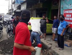 Kesal Jalan Rusak Tak Kunjung Diperbaiki, Warga Pancing I Simpang Martubung Pasang Portal