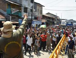 Protes Jalan Rusak, Ratusan Warga Pasang Portal di Jalan Pancing I Simpang Martubung