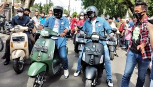 Maju di Pilkada, Bobby Nasution-Aulia Rahman Daftar ke KPU Kota Medan Naik Vespa  