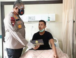Kapoldasu Jenguk Personil Terluka Saat Amankan Demo Anarkis