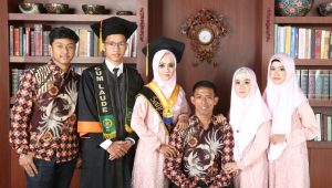 Kisah Anak Pedagang Kelapa Pasar Petisah Lulus Cumlaude di USU dan USM