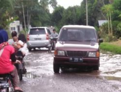 Jalan Lintas Patumbak – Talun Kenas Seperti Kolam Ikan, Warga Minta Pemerintah Segera Perbaiki