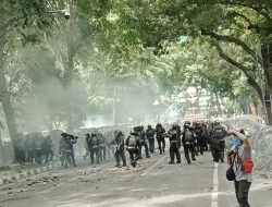 Demo Omnibus Law di Gedung DPRD Sumut Rusuh, Polisi Tembakan Gas Air Mata