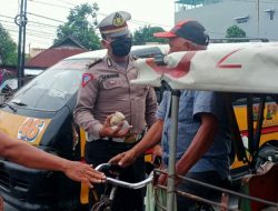Disela-sela Operasi Zebra 2020, Satlantas Polsek Percut Sei Tuan Bagikan Masker dan Nasi Kotak kepada Pengendara