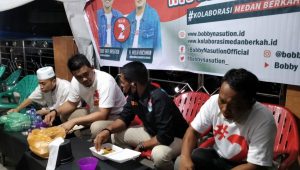 Didampingi Ketum Re-Born, Menantu Jokowi Makan Ayam Penyet di Warung Kaki Lima