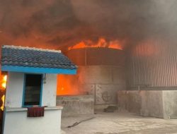 Gudang Pengolahan Getah Pinus di Desa Sampali Terbakar