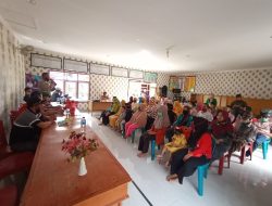 Mahasiswa KKN UNIMAL Bantu Kades Air Joman dalam Penyaluran BLT