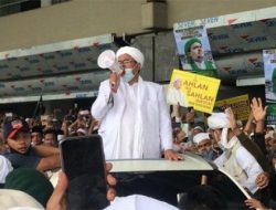 Habib Rizieq Shihab Tiba di Indonesia, Disambut Ribuan Umat di Bandara