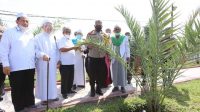 Silaturahmi ke Ponpes Al-Kautsar Al-Akbar, Kapoldasu Tanam Pohon Kurma