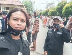 Warga Gang Perwira Pasang Portal Cegah Truk Kontainer Masuk