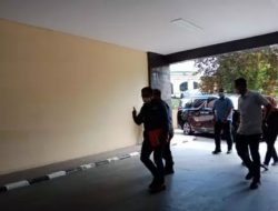 Acungkan Jempol, Ridwan Kamil Tiba di Bareskrim Polri