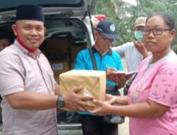 Kepala Desa Simpang Empat, Tinjau Dan Beri Bantuan Kepada Korban Banjir