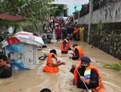 Brimob Polda Sumut Bantu Evakuasi Warga Korban Banjir di Kelurahan Sei Mati