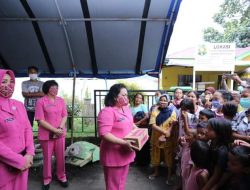 Ketua Bhayangkari Sumut Serahkan Bantuan Kepada Para Pengungsi Korban Banjir Badang
