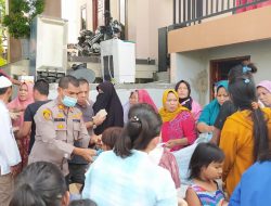 Polsek Sunggal Bagikan Nasi Bungkus pada Korban Banjir