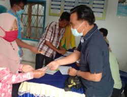 Pembagian BLT Tahap Terakhir Tahun 2020 di Desa Lantasan Baru Berjalan dengan Kondusif