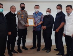 Kapolsek Medan Baru Terima Penghargaan dari Ketua DPRD Kota Medan