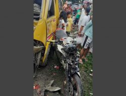 Diduga Ugal-ugalan, Angkutan Umum Terbalik dan Menimpa Pengendara Motor hingga Tewas